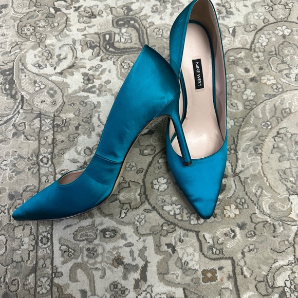 Nine West ~ Emmala Satin Pointy Toe Pump - Picture 2 of 4